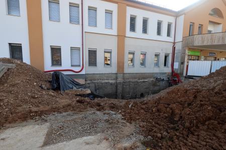 LEKARNA CERKNICA ZAČETEK GRADNJE PRIZIDKA 05 FOTO LJUBO VUKELIČ